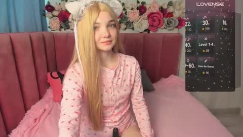 Snapshot of animealica chatting on 10-18-25, 02:36 Alica online show from 10-18-25, 02:36