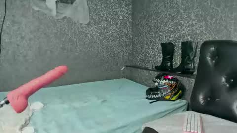 Snapshot of anjella_botton chatting on 07-20-26, 06:10 Angel online show from 07-20-26, 06:10