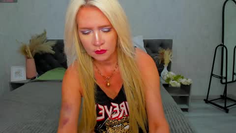 Snapshot of ann_curt chatting on 06-08-26, 09:31 Luna Lady online show from 06-08-26, 09:31