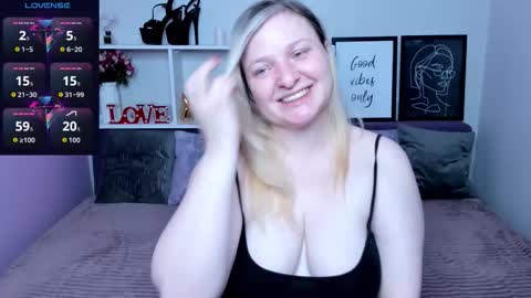 Snapshot of annacherri chatting on 10-13-25, 02:55 AnnaCherri online show from 10-13-25, 02:55