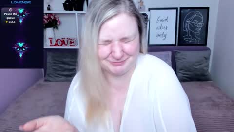 Snapshot of annacherri chatting on 10-21-25, 03:29 AnnaCherri online show from 10-21-25, 03:29