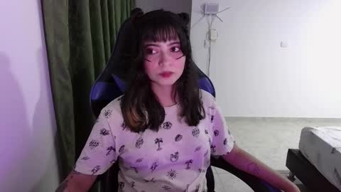 Snapshot of annacrow chatting on 10-13-25, 01:16 Anna online show from 10-13-25, 01:16