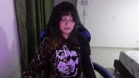 Snapshot of annacrow chatting on 10-14-25, 12:33 Anna online show from 10-14-25, 12:33