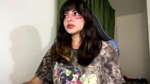 Snapshot of annacrow chatting on 12-17-25, 01:33 Anna online show from 12-17-25, 01:33