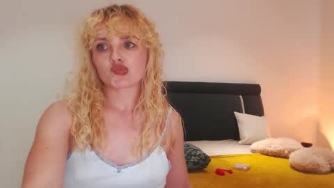 Snapshot of annaevv chatting on 10-05-25, 10:35 annaevv online show from 10-05-25, 10:35