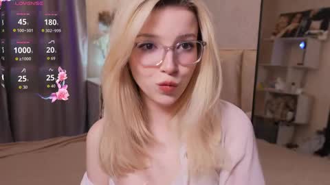 Snapshot of annamooree chatting on 04-17-26, 04:32 im Sophie online show from 04-17-26, 04:32
