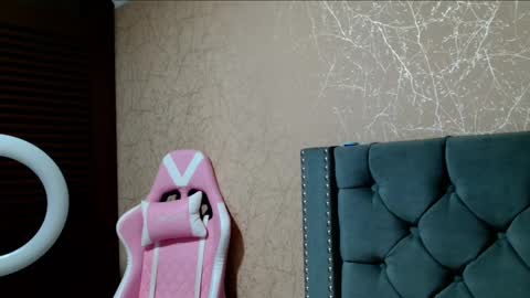 Snapshot of anne_julienne chatting on 01-08-25, 11:30 online show from 01-08-25, 11:30