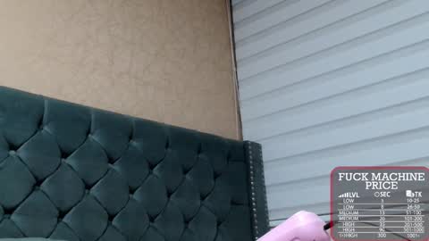 Snapshot of anne_julienne chatting on 10-28-25, 02:04 online show from 10-28-25, 02:04