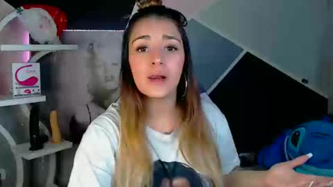 Snapshot of anne_lennon_ chatting on 12-14-24, 03:47 Anne online show from 12-14-24, 03:47