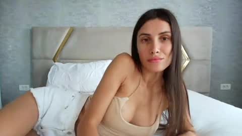 Snapshot of annehotxxx chatting on 06-16-26, 07:11 AnneHotxxx online show from 06-16-26, 07:11