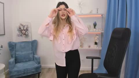 Snapshot of annetli chatting on 10-15-25, 03:39 annetli online show from 10-15-25, 03:39