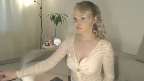 Snapshot of annett chatting on 01-19-25, 12:28 Annett online show from 01-19-25, 12:28