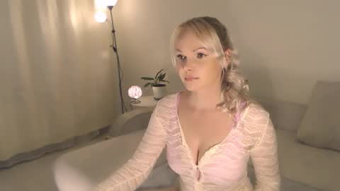 Snapshot of annett chatting on 09-17-25, 10:55 Annett online show from 09-17-25, 10:55