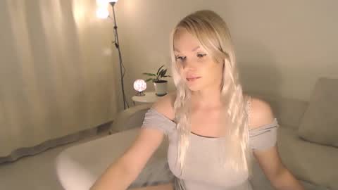 Snapshot of annett chatting on 09-19-25, 01:07 Annett online show from 09-19-25, 01:07