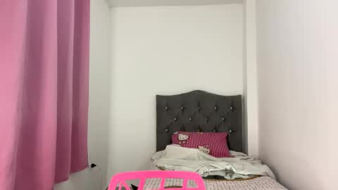 Snapshot of anngela01 chatting on 10-28-25, 05:44 anngela online show from 10-28-25, 05:44