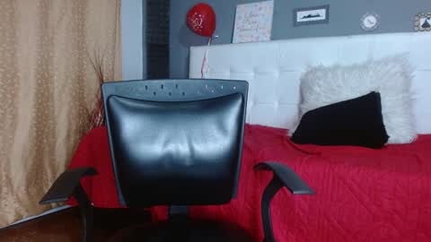 annie_scott_ online show from 02-19-25, 11:46