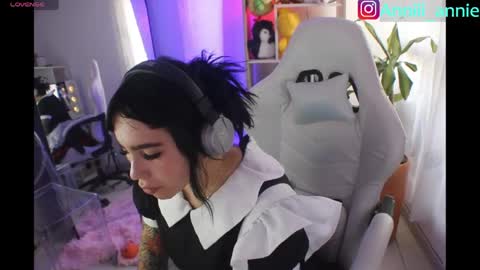 Snapshot of annie_snow_ chatting on 04-22-26, 10:33 JEANNE no olvides seguirme dont forget follow me uu online show from 04-22-26, 10:33
