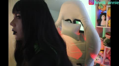 Snapshot of annie_snow_ chatting on 04-23-26, 10:45 JEANNE no olvides seguirme dont forget follow me uu online show from 04-23-26, 10:45