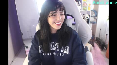 Snapshot of annie_snow_ chatting on 05-21-26, 09:44 JEANNE no olvides seguirme dont forget follow me uu online show from 05-21-26, 09:44