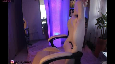 Snapshot of annie_snow_ chatting on 06-01-26, 10:44 JEANNE no olvides seguirme dont forget follow me uu online show from 06-01-26, 10:44