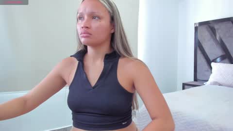 Snapshot of annieandstefan chatting on 01-13-25, 02:53 Annie and Stefan online show from 01-13-25, 02:53