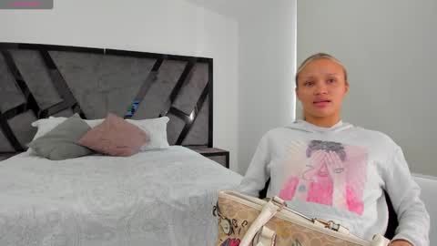 Snapshot of annieandstefan chatting on 01-22-25, 12:49 Annie and Stefan online show from 01-22-25, 12:49