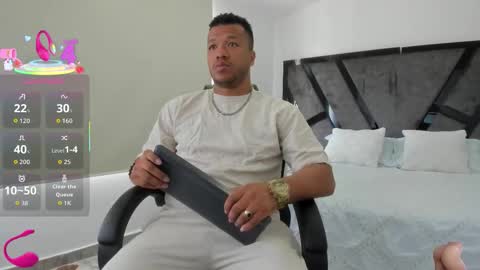 Snapshot of annieandstefan chatting on 10-22-25, 01:55 Annie and Stefan online show from 10-22-25, 01:55