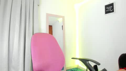 Snapshot of anniegray_12 chatting on 01-11-25, 11:35 Annie online show from 01-11-25, 11:35