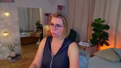 Snapshot of annielight chatting on 06-13-26, 08:34 Annie online show from 06-13-26, 08:34