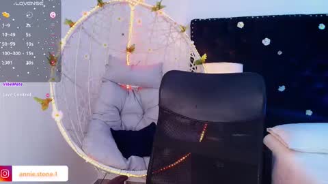 Snapshot of anniestone_ chatting on 09-12-25, 12:05 ANNIE online show from 09-12-25, 12:05