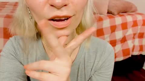 Snapshot of annietinky chatting on 09-18-25, 02:35 annietinky online show from 09-18-25, 02:35