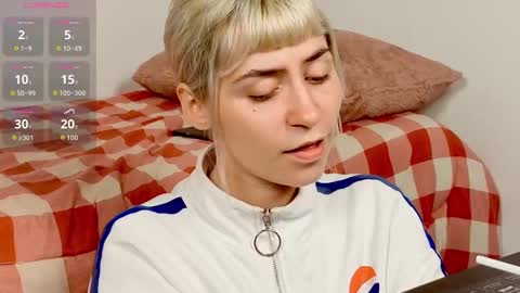 Snapshot of annietinky chatting on 09-22-25, 02:24 annietinky online show from 09-22-25, 02:24