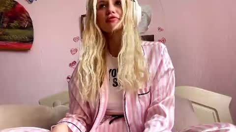 Snapshot of annrosy chatting on 06-19-26, 07:34 Hello my name is Kate online show from 06-19-26, 07:34