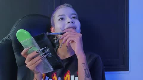 Snapshot of anny_kiitty_ chatting on 11-28-25, 04:48 Anny online show from 11-28-25, 04:48