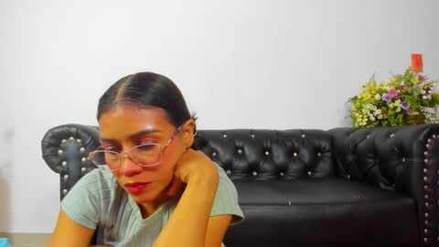 Snapshot of annylittle_ chatting on 12-14-25, 02:06 LittleSunny My schedule 1400 - 2200 GMT -5 online show from 12-14-25, 02:06