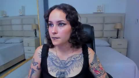 Snapshot of annythomsonn chatting on 10-13-25, 08:53 AnnyT online show from 10-13-25, 08:53