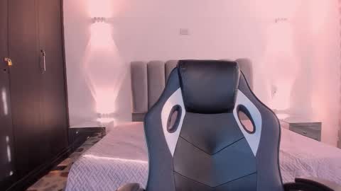 Snapshot of annythomsonn chatting on 12-14-25, 09:30 AnnyT online show from 12-14-25, 09:30