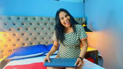 Snapshot of anthonelaa__ chatting on 04-25-26, 08:17 Anthonelaa online show from 04-25-26, 08:17