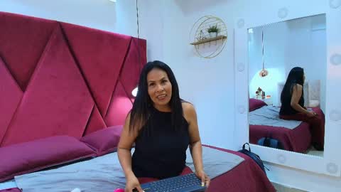 Snapshot of anthonelaa__ chatting on 05-26-26, 08:27 Anthonelaa online show from 05-26-26, 08:27