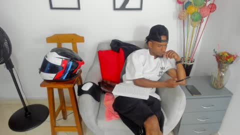 Snapshot of anthoy_wayans chatting on 10-08-25, 01:47 online show from 10-08-25, 01:47