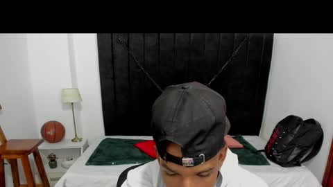 Snapshot of anthoy_wayans chatting on 10-16-25, 12:55 online show from 10-16-25, 12:55