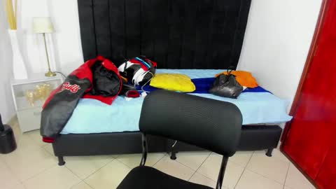 Snapshot of anthoy_wayans chatting on 11-01-25, 12:56 online show from 11-01-25, 12:56