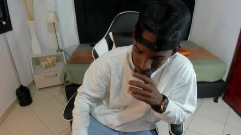 Snapshot of anthoy_wayans chatting on 11-08-25, 12:44 online show from 11-08-25, 12:44