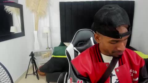 Snapshot of anthoy_wayans chatting on 12-18-25, 12:17 online show from 12-18-25, 12:17