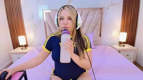 My name is Andrea  thumb up me please its important online show from 01-05-26, 10:24