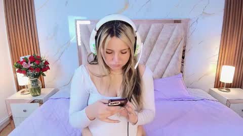 Snapshot of antonellalove_ chatting on 02-19-26, 08:16 My name is Andrea thumb up me please its important online show from 02-19-26, 08:16