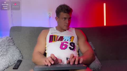 Snapshot of antray_misti chatting on 02-03-25, 07:52 Adam 24 online show from 02-03-25, 07:52