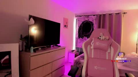   Independent model  online show from 11-10-25, 06:18