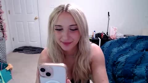 Snapshot of anyataylorrx chatting on 06-10-26, 02:23 Anya online show from 06-10-26, 02:23