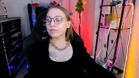 Snapshot of aphexqueen chatting on 12-14-24, 01:49 APHEX QUEEN online show from 12-14-24, 01:49